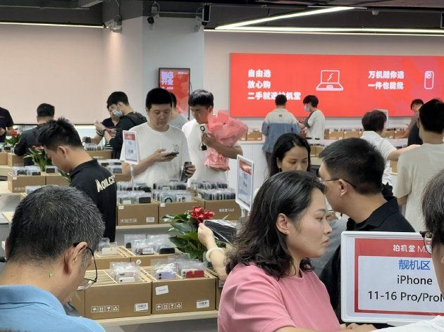 爱回收在华强北开了间“二手手机超市” 仓卖一体可在店里直买直卖