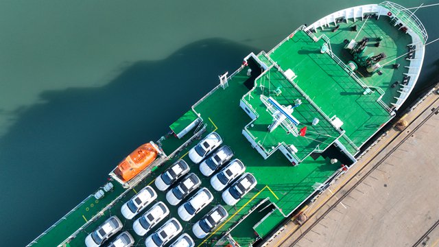 自食恶果？模型显示关税导致美国商品进口总额下降约30%
