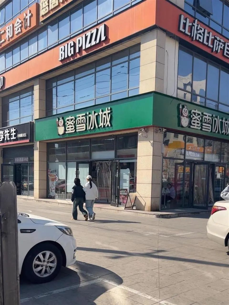 河北三河“招牌改色”背后：店铺招牌到底谁说了算？