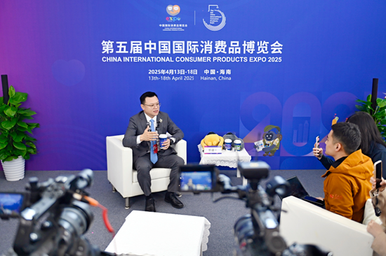 现场直击：机器人翻楼梯、飞行汽车将交付！消博会藏着多少科幻彩蛋？