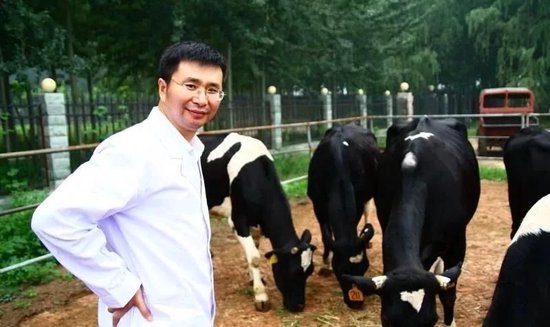 前中国工程院院士李宁教授（已被取消院士称号），任首农股份首席科学家