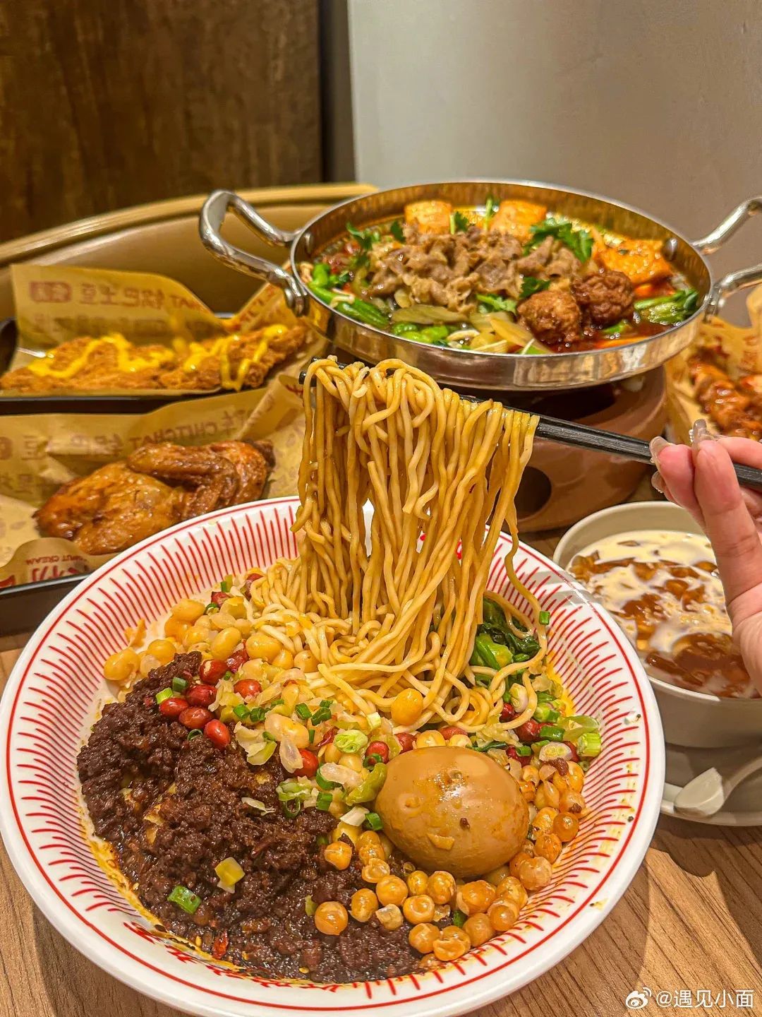 三位85后校友开面馆，一年卖了11个亿