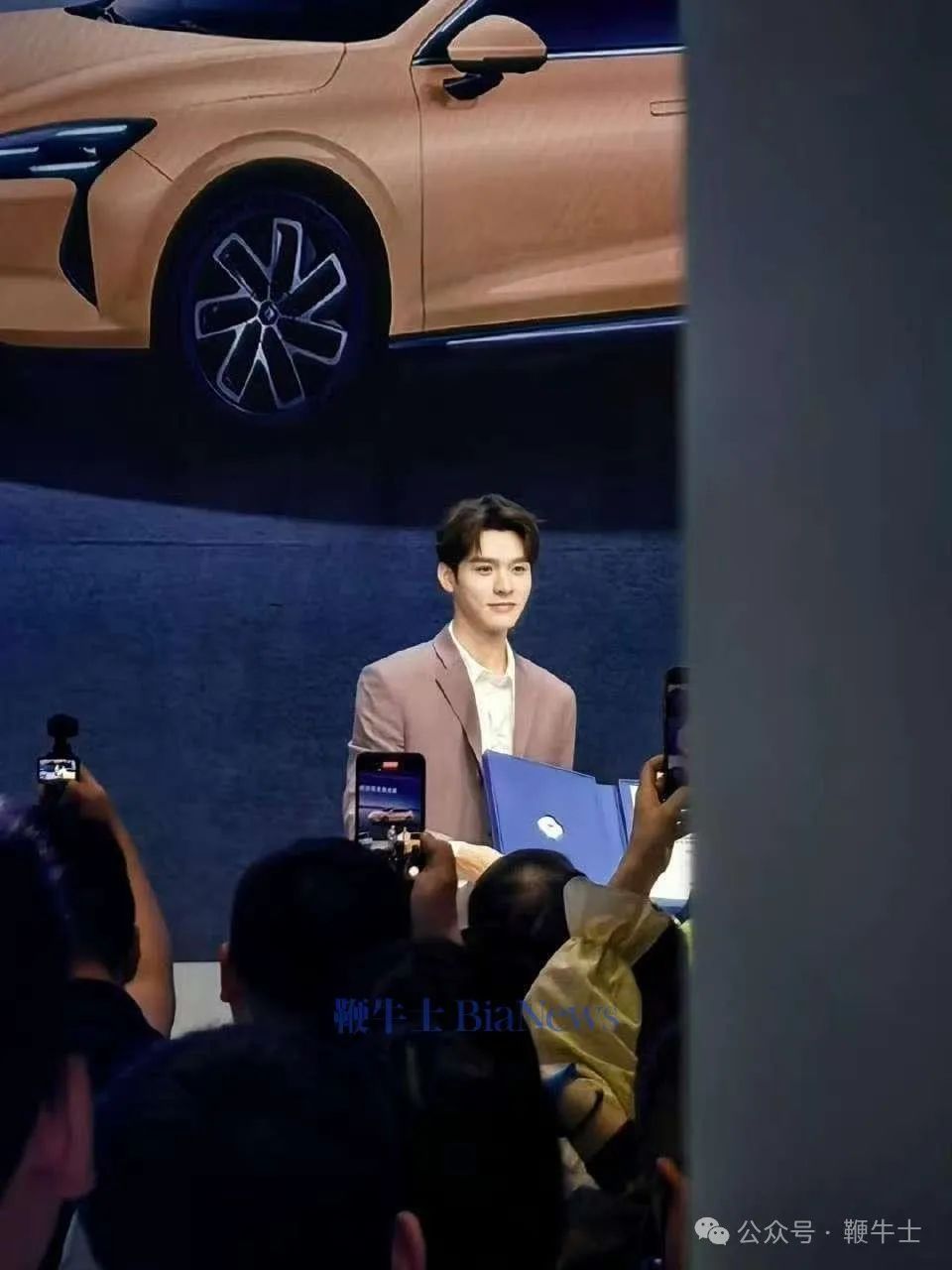 上海车展「车模」盘点：小鹏机器人吸睛，比亚迪派出悟空